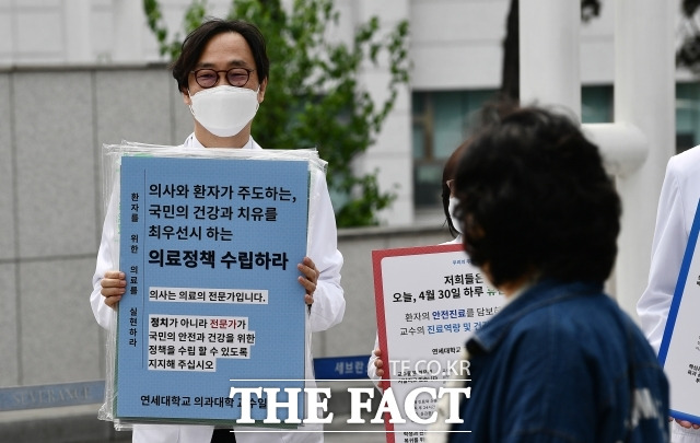 서울대 의대 교수들이 오는 17일 '무기한 휴진'을 예고한 가운데, 국회 보건복지위 소속 야당 의원들은 16일 서울대병원 비상대책위원회(비대위)·집행부를 만나 면담을 가졌다. /박헌우 기자