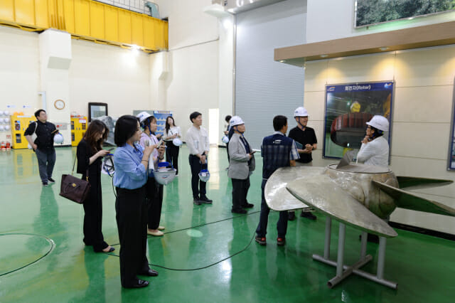 한국수자원공사 관계자가 국내에서 세 번째로 큰 다목적댐인 대청댐에 대해 설명하고 있다.