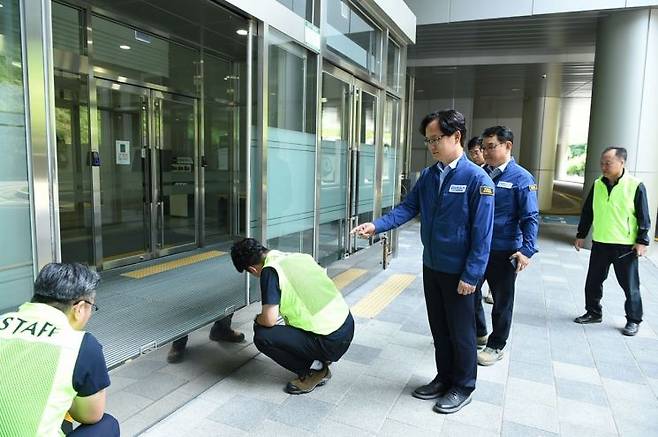 강성천 경기도경제과학진흥원장이 지난 14일 판교 스타트업캠퍼스에서 재난 모의 실전훈련을 하면서 관계자들과 이야기를 나누고 있다.