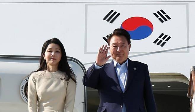 중앙아시아 3개국(투르크메니스탄·카자흐스탄·우즈베키스탄) 국빈 방문 일정을 마치고 귀국하는 윤석열 대통령과 부인 김건희 여사가 15일(현지시간) 사마르칸트 국제공항에서 공군 1호기 탑승에 앞서 환송 나온 샤브카트 미르지요예프 우즈베키스탄 대통령과 부인 지로아트 미르지요예바 여사에게 인사하고 있다. ⓒ뉴시스