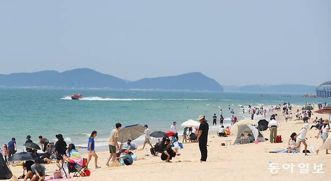 6일 충남 보령 지역 낮 기온이 30도 가까이 오르며 초여름 날씨를 보인 가운데 휴일을 맞아 대천해수욕장을 찾은 피서객들이 물놀이를 하고 있다.  보령=김태영 기자 live@donga.com