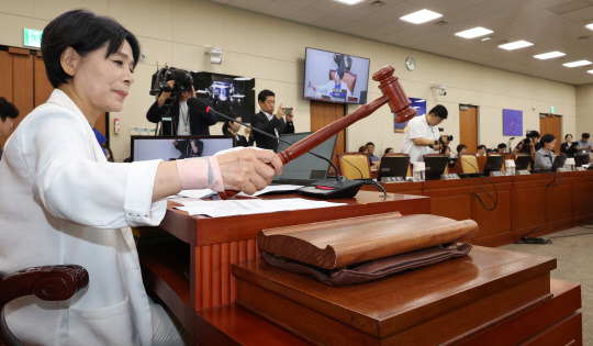 더불어민주당 소속 최민희 과학기술정보방송통신위원회 위원장이 14일 국회에서 열린 전체회의를 주재하고 있다. 사임계를 제출한 국민의힘 소속 위원들의 빈 자리가 보인다.<연합뉴스>