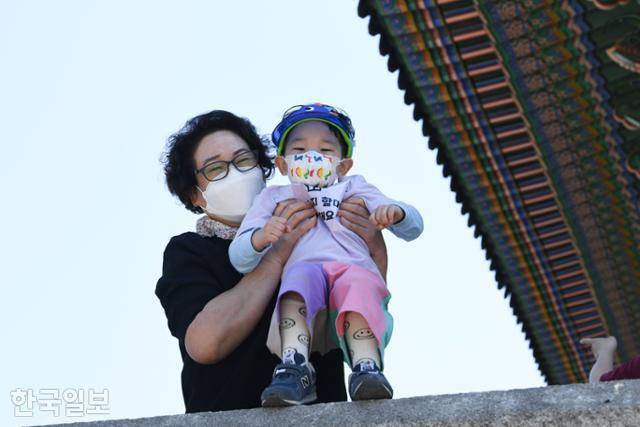 서울시가 저출생·고령화에 따른 인구 변화에 대응하기 위한 '인구정책 기본계획'을 16일 발표했다. 사진은 서울 종로구 경복궁에 나들이를 나온 시민의 모습. 한국일보 자료사진