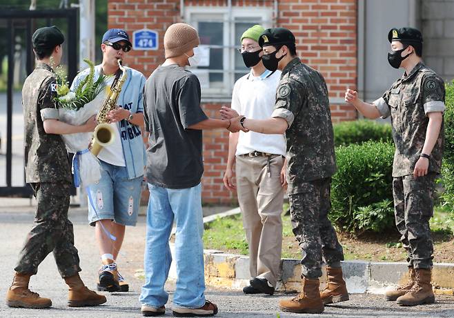 그룹 방탄소년단 멤버 진(김석진)이 12일 오전 군복무를 마치고 만기 전역했다. 경기도 연천군 5사단 신병교육대에서 전역을 한 진이 부대 정문을 나와 마중을 나온 멤버들과 반갑게 인사하고 있다. 연천=김민규 기자 mgkim1@edaily.co.kr /2024.06.12/