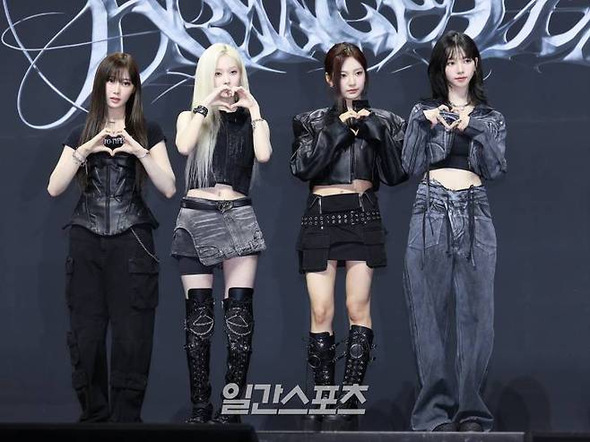 그룹 에스파 지젤, 윈터, 닝닝, 카리나가 27일 오후 서울 용산구 블르스퀘어 마스터카드홀에서 열린 첫 번째 정규 앨범 'Armageddon'(아마겟돈) 발매 기념 쇼케이스에 참석해 포즈를 취하고 있다. 타이틀곡 '아마겟돈'은 무게감이 느껴지는 사운드와 거칠고 절제된 음색이 돋보이는 힙합 댄스곡이다. 서병수 기자