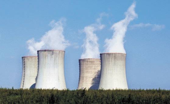 2011년 9월 체코 두코바니 지역의 원전 냉각탑 4개가 가동되고 있다. 현재 체코 정부는 새 원전 4기를 짓기 위해 입찰을 진행하고 있는데, 한국 컨소시엄과 프랑스 컨소시엄이 경합 중이다. AP