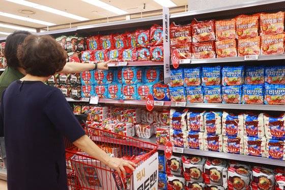 서울 시내 한 대형마트 비빔라면 코너. 연합뉴스