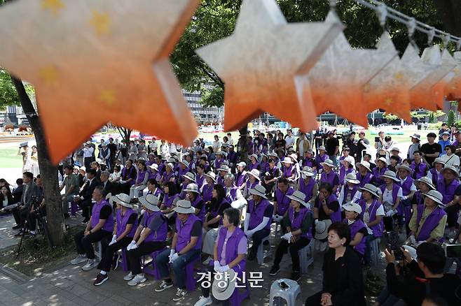 10·29 이태원참사 유가족협의회와 시민대책위원회가 16일 서울광장에서 합동 분향소 이전을 앞두고 그리움과 다짐의 뜻을 담아 희생자들의 이름을 부르고 있다.