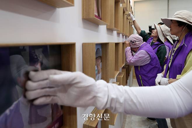이태원 참사 유가족들이 16일 서울 중구 부림빌딩에 마련된 임시 기억·소통공간 ‘별들의 집’에서 희생자들의 사진을 보며 슬픔에 잠겨 있다.