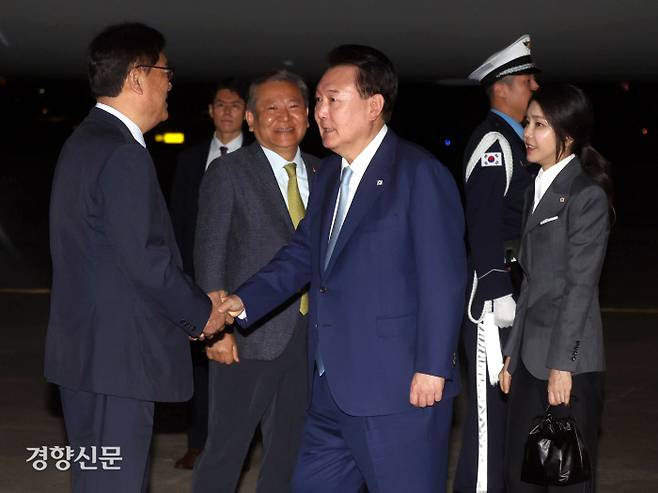 윤 대통령 귀국 5박7일간 중앙아시아 3개국 국빈방문을 마친 윤석열 대통령과 김건희 여사가 16일 서울공항에 도착해 영접 나온 정진석 대통령비서실장, 이상민 행정안전부 장관과 인사를 나누고 있다. 김창길 기자 cut@kyunghyang.com