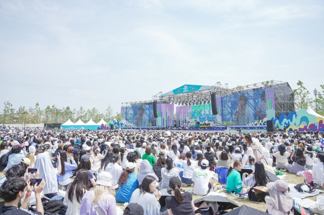 인천 중구 인스파이어 엔터테인먼트 리조트 안팎에서 15~16일 이틀 간 ‘2024 위버스콘 페스티벌’이 진행됐다. 사진은 야외 무대에서 진행된 위버스 파크의 전경. 2024 위버스콘 페스티벌 제공