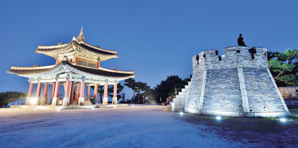 팔달산 정상의 성은 성 밖으로 돌출된 형상이고 주변보다 높아 자성치의 효과가 높다. 이강웅 고건축전문가 제공