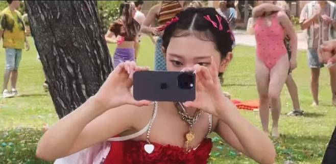 아이돌그룹 뉴진스의 ‘ETA’ 뮤직비디오 장면. [사진 출처 = 어도어]
