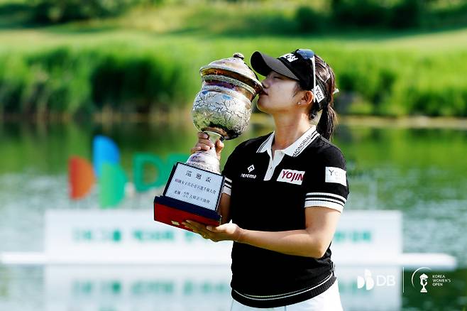 한국여자오픈 정상에 오른 노승희가 우승컵에 입맞춤을 하고 있다. /사진= 대회조직위