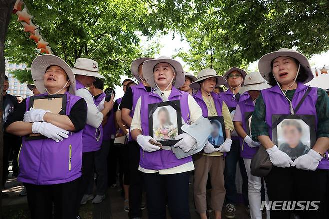 [서울=뉴시스] 김명년 기자 = 16일 오후 서울광장에 마련된 10·29 이태원 참사 합동 분향소에서 유족들이 영정을 들고 을지로1가 부림빌딩에 마련된 새로운 분향소로 행진을 준비하고 있다. 2024.06.16. kmn@newsis.com