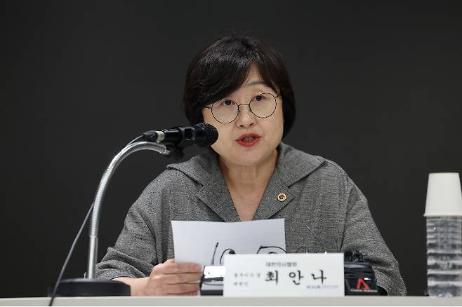 최안나 대한의사협회 대변인이 지난 13일 서울 용산구 대한의사협회에서 대한의사협회(의협), 대한의학회, 전국의과대학교수협의회(전의교협), 전국의과대학교수 비상대책위원회(전의비) 등이 개최한 의료현안 대응을 위한 연석회의 관련 브리핑을 하고 있다. 연합뉴스