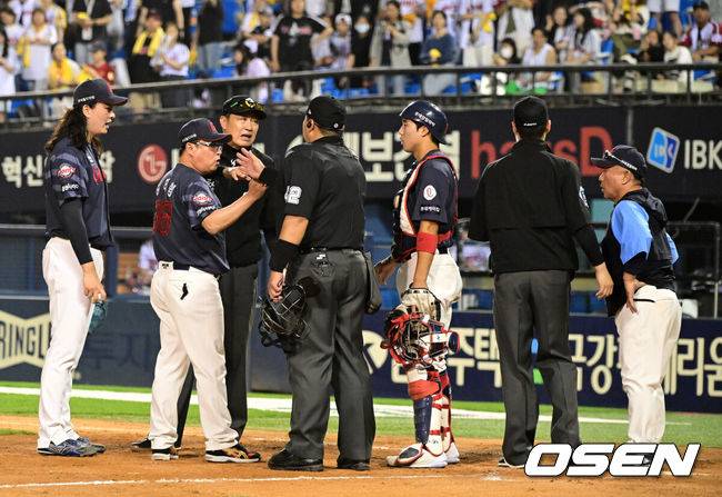 [OSEN=잠실, 지형준 기자] 프로야구 롯데 자이언츠가 역대급 난타전 끝에 LG 트윈스에 승리했다.롯데는 15일 서울 잠실구장에서 열린 2024 KBO리그 LG와 경기에서 9-8로 승리했다. 9회 2아웃에서 나승엽이 결승타를 때렸다.&nbsp;역전을 6차례 주고받는 타격전이었다.&nbsp;9회말 무사 1루에서 오스틴은 삼진 아웃, 1루 주자는 2루 도루에 성공했다. 김태형 감독은 오스틴의 송구 방해를 어필하면서 경기가 4분 이상 중단됐고, 결국 김태형 감독은 항의 시간(4분)을 초과해 퇴장 당했다. 2024.06.15 / jpnews@osen.co.kr