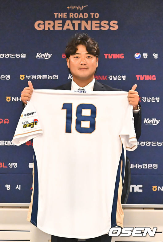 [OSEN=창원, 이석우 기자] 27일 창원 NC파크에서 2024 신한 SOL 뱅크 KBO 리그 NC 다이노스와 삼성 라이온즈의 경기가 열린다. 박석민 전 NC 다이노스의 내야수, 지명타자이자 현 NPB 요미우리 자이언츠 육성군 코치가 은퇴식을 갖는다.박석민 코치가 은퇴식에 앞서 열린 기자회견에서 NC 선수들이 입을 유니폼을 들고 포즈를 취하고 있다. 2024.04.27 / foto0307@osen.co.kr