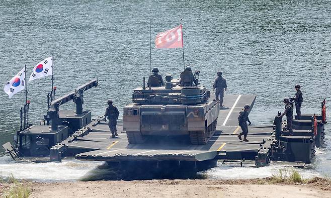 12일 경기도 남양주시 제7공병여단 훈련장에서 열린 자주도하장비 전력화 행사에서 K2 전차가 KM3(수룡) 위에 올라 북한강 문교(뗏목) 도하훈련을 실시하고 있다. 남양주=뉴스1