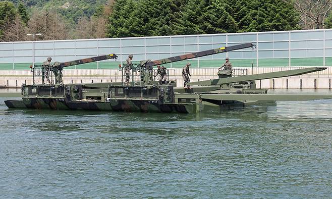 12일 경기도 남양주시 제7공병여단 훈련장에서 열린 자주도하장비 전력화 행사에서 KM3(수룡)가 운용 시범을 보이고 있다. 남양주=뉴스1