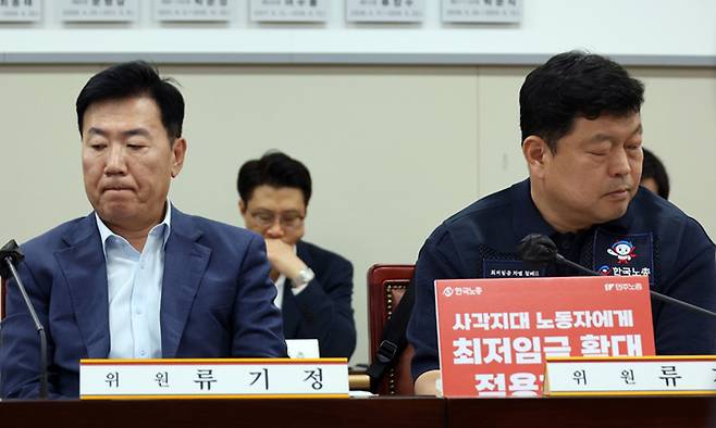 지난 13일 세종시 정부세종청사에서 열린 최저임금위원회 제4차 전원회의에서 류기정 사용자 위원(왼쪽)과 류기섭 근로자 위원이 다른곳을 향하고 있다. 뉴시스