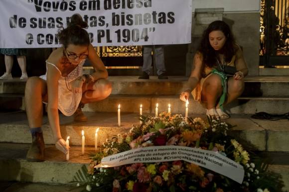 촛불 밝히는 브라질 낙태 권리 옹호 운동가들 - 13일(현지시각) 브라질 리우데자네이루에서 브라질 의회의 낙태 금지 법안에 반대하는 낙태 권리 옹호 운동가들이 촛불을 밝히고 있다. 2024.06.14. 뉴시스