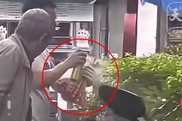 꼬치구이 막대에 스프레이 페인트 뿌린 중국 식당.  SNS 캡처