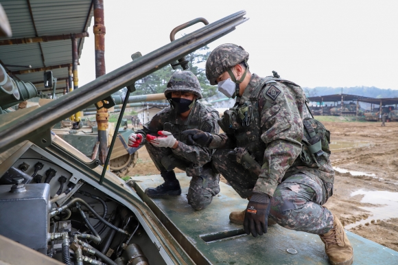 지난 4월 17일 경기도 연천군에서 진행된 2024 동시통합훈련 중 5기갑여단 장병(오른쪽)과 예비군이 K200 장갑차를 정비하고 있다. 육군 5군단 제공.