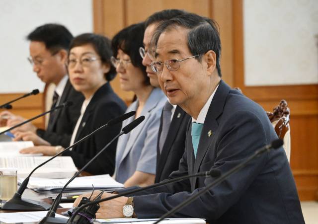 한덕수 국무총리가 14일 서울 종로구 정부서울청사에서 열린 자살예방정책위원회에서 모두발언을 하고 있다. 성형주 기자