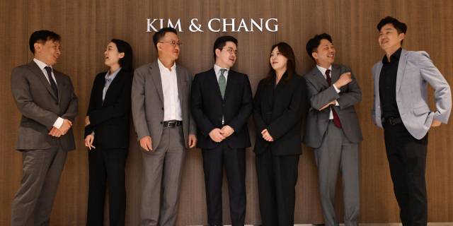 김앤장 법률사무소 게임·엔터테인먼트팀 소속의 김원(왼쪽부터)·김서연·은현호·이창규·김이경·서동욱·박민철 변호사가 14일 서울경제신문과 인터뷰에 앞서 자유롭게 이야기를 나누고 있다. 성형주 기자