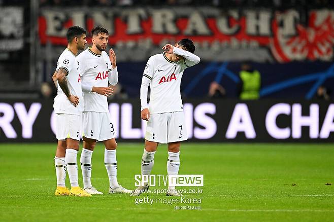 ▲ 영국 공영방송 'BBC'는 16일(한국시간) "토트넘 미드필더 벤탄쿠르가 우루과이 TV 쇼에서 팀 주장 손흥민에게 인종차별적, 매우 나쁜 농담을 했다"라고 대서특필했다. 벤탄쿠르는 우루과이 방송 '포르 라 카미세타'에 출연해 "손흥민 사촌 유니폼은 어떤가. 어차피 그 사람들은 다 똑같이 생겼잖아"라고 말했다. 서구쪽 시선에선 아시아인들을 구별할 수 없다는 명백한 인종차별적인 발언이었다. 비판 여론이 거세지자 사과문을 올렸지만 24시간 뒤에 삭제되는 인스타그램 스토리였고, 현재 사과문은 사라진 상태에 훈련 사진을 게재했다