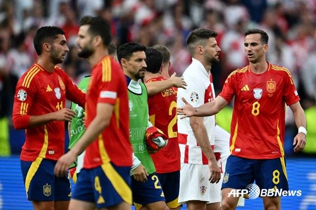 스페인 선수들이 16일 오전 1시(한국시간) 독일 베를린의 베를린 올림픽 스타디움에서 열린 스페인 대 크로아티아의 유로 2024 조별리그 B조 1차전에서 승리 후 기뻐하고 있다. /AFPBBNews=뉴스1