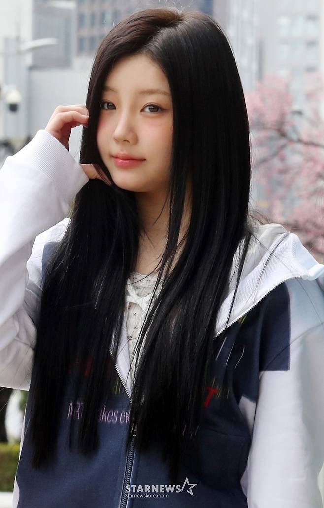 그룹 아일릿(I’LL-IT) 원희가 26일 오후 서울 여의도 KBS에서 진행되는 '가요광장' 출연을 위해 도착하고 있다. 2024.03.26 /사진=임성균