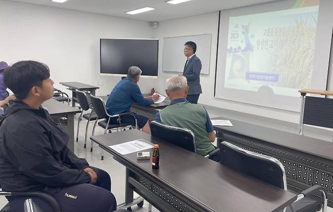 벼 재배 교육 중인 한태웅 씨 [연합뉴스. 재판매 및 DB 금지]