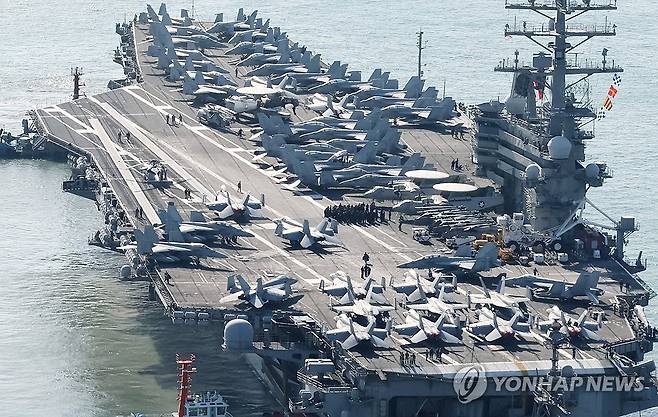 지난해 10월 부산작전기지에 입항한 미국 핵 추진 항공모함 로널드 레이건호(CVN-76) [연합뉴스 자료사진]