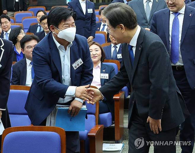 악수하는 이재명-양문석 (서울=연합뉴스) 한종찬 기자 = 더불어민주당 이재명 대표가 16일 오후 국회에서 열린 더불어민주당 초선 당선자 워크숍에서 양문석 당선인과 악수하고 있다. 2024.5.16 saba@yna.co.kr