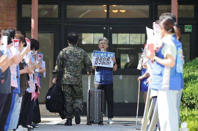 17일 오전 서울대학교병원에서 공공운수노조 의료연대 서울지부 서울대병원분회 조합원들이 집단휴진 철회 등을 촉구하는 가운데 군의관이 이동하고 있다. (사진=연합뉴스)