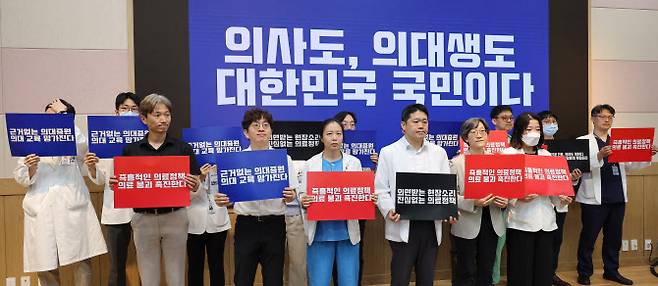 서울대병원 교수들이 전공의 사태 해결 등을 요구하며 무기한 휴진에 들어간 17일 오전 종로구 서울대학교 의과대학 융합관 양윤선홀에서 열린 서울의대·서울대병원 교수협의회 비상대책위원회 주최 휴진 관련 집회에서 참석자들이 구호를 외치고 있다. (사진=연합뉴스)