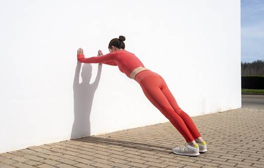 벽 짚고 팔굽혀펴기｜출처: 게티이미지뱅크