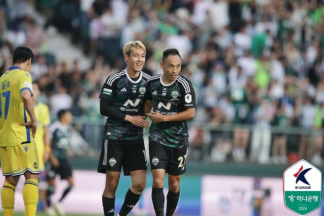 전북의 문선민(오른쪽)(한국프로축구연맹 제공)