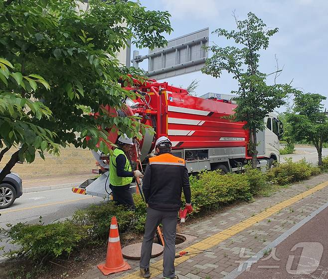 경기주택도시공사가 안성 제4일반산업단지 내 오·폐수관로 준설 작업을 완료했다.(경기주택도시공사 제공)/