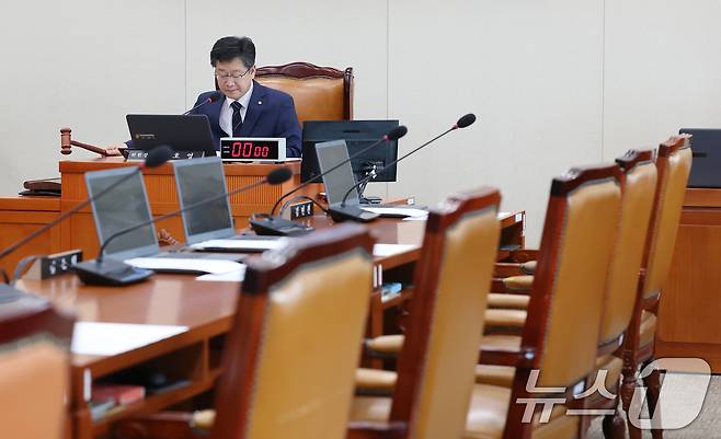 안호영 국회 환경노동위원회 위원장이 17일 오후 서울 여의도 국회에서 열린 환경노동위원회 전체회의에서 의사봉을 두드리고 있다. 2024.6.17/뉴스1 ⓒ News1 김민지 기자