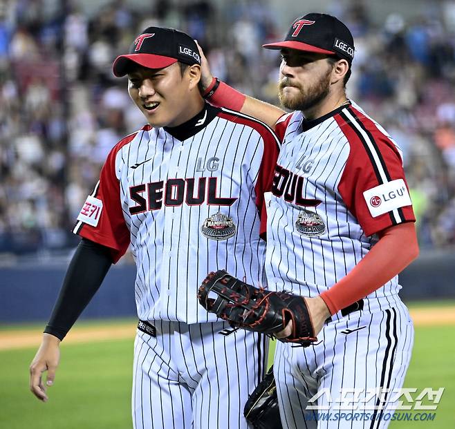 16일 잠실야구장에서 열린 롯데와 LG의 경기, 9회초 투구를 무실점으로 마친 LG 김영준이 오스틴의 환영을 받고 있다. 잠실=허상욱 기자wook@sportschosun.com/2024.06.16/