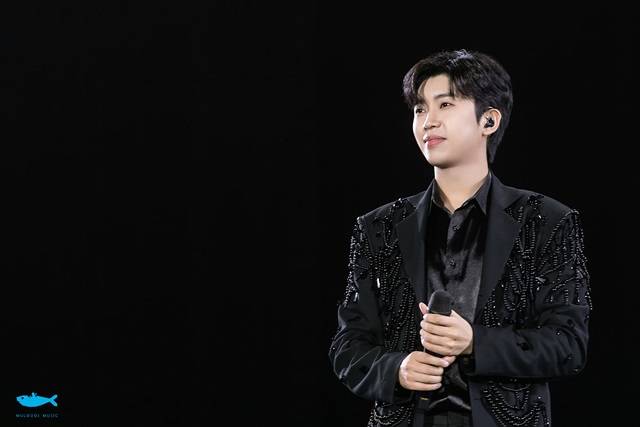 '연애편지'는 그룹 자전거 탄 풍경의 송봉주가 작사, 작곡하고 편곡에 박용준이 참여했다. 연애편지를 쓰는 감정을 담은 낭만적이면서도 서정적인 가사가 특징이고 파리를 배경으로 낭만적인 모습이 담겨 있다. /물고기뮤직