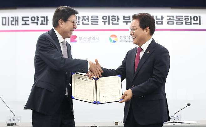 2024년 6월 17일 부산 연제구 부산시청에서 박형준 부산시장(왼쪽)과 박완수 경남지사(오른쪽)가 행정 통합 등 지역 공동 현안과 관련한 공동합의문에 서명하고 악수하고 있다./김동환 기자