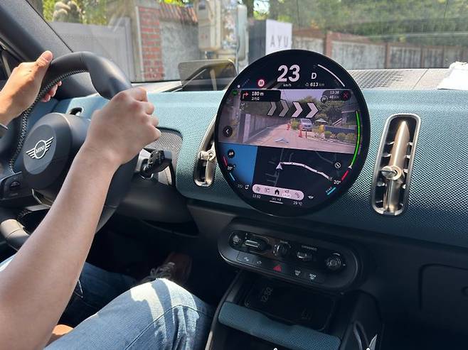 뉴 미니 컨트리맨 원형 디스플레이. 골목길에 들어서자 전면 카메라가 함께 표시된다.ⓒ데일리안 편은지 기자