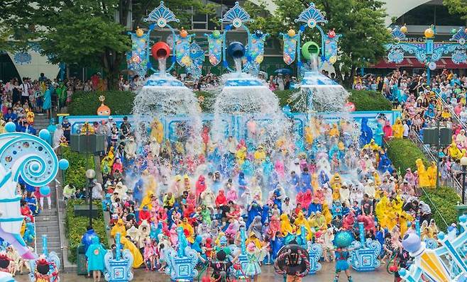 사방에서 물이 시원하게 쏟아져 온몸이 흠뻑 젖는 공연으로 유명한 초대형 워터쇼 '슈팅 워터펀' 공연 모습ⓒ삼성물산