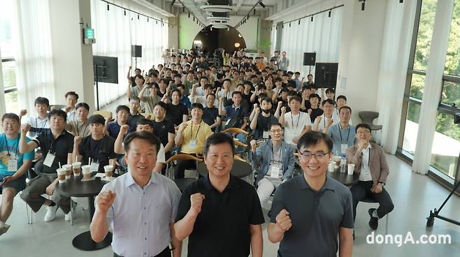 고려아연 임직원들이 KZ이음의 장 행사에서 기념사진을 촬영하고 있다.