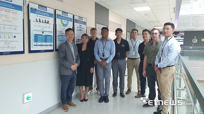 미국 육사 웨스트포인트 방한단이 성균관대 국방 AI 교육대학을 방문해 교육과정 청취 및 교류방안에 대해 논의한 뒤 기념 촬영했다.