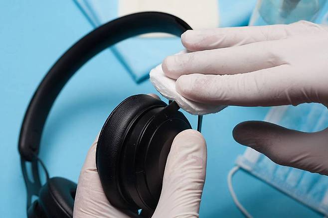 물기를 제거할 때는 부드러운 천이나 종이 타월을 이용한다 / 출처=셔터스톡